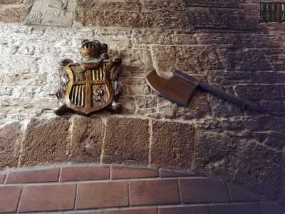 Poco pi� sotto sono esposti un secondo stemma e un utensile, entrambi pi� recenti e fatti di legno...